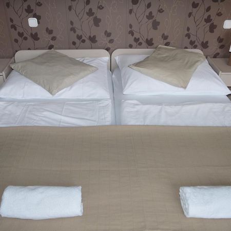 Pollushof Panzio Es Etterem Bed and Breakfast Csolnok Δωμάτιο φωτογραφία