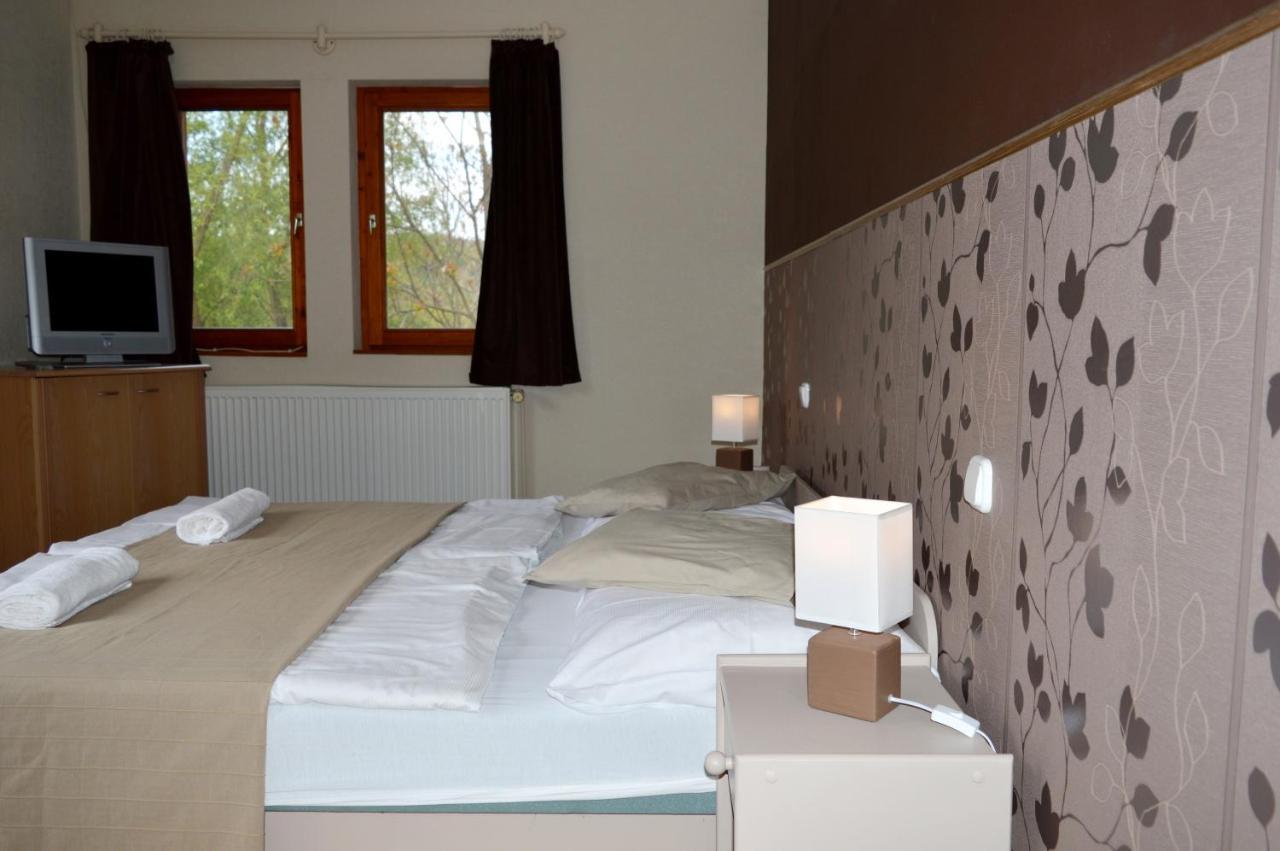 Pollushof Panzio Es Etterem Bed and Breakfast Csolnok Εξωτερικό φωτογραφία