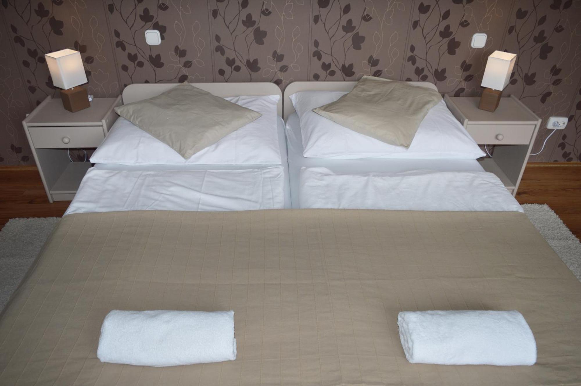Pollushof Panzio Es Etterem Bed and Breakfast Csolnok Δωμάτιο φωτογραφία