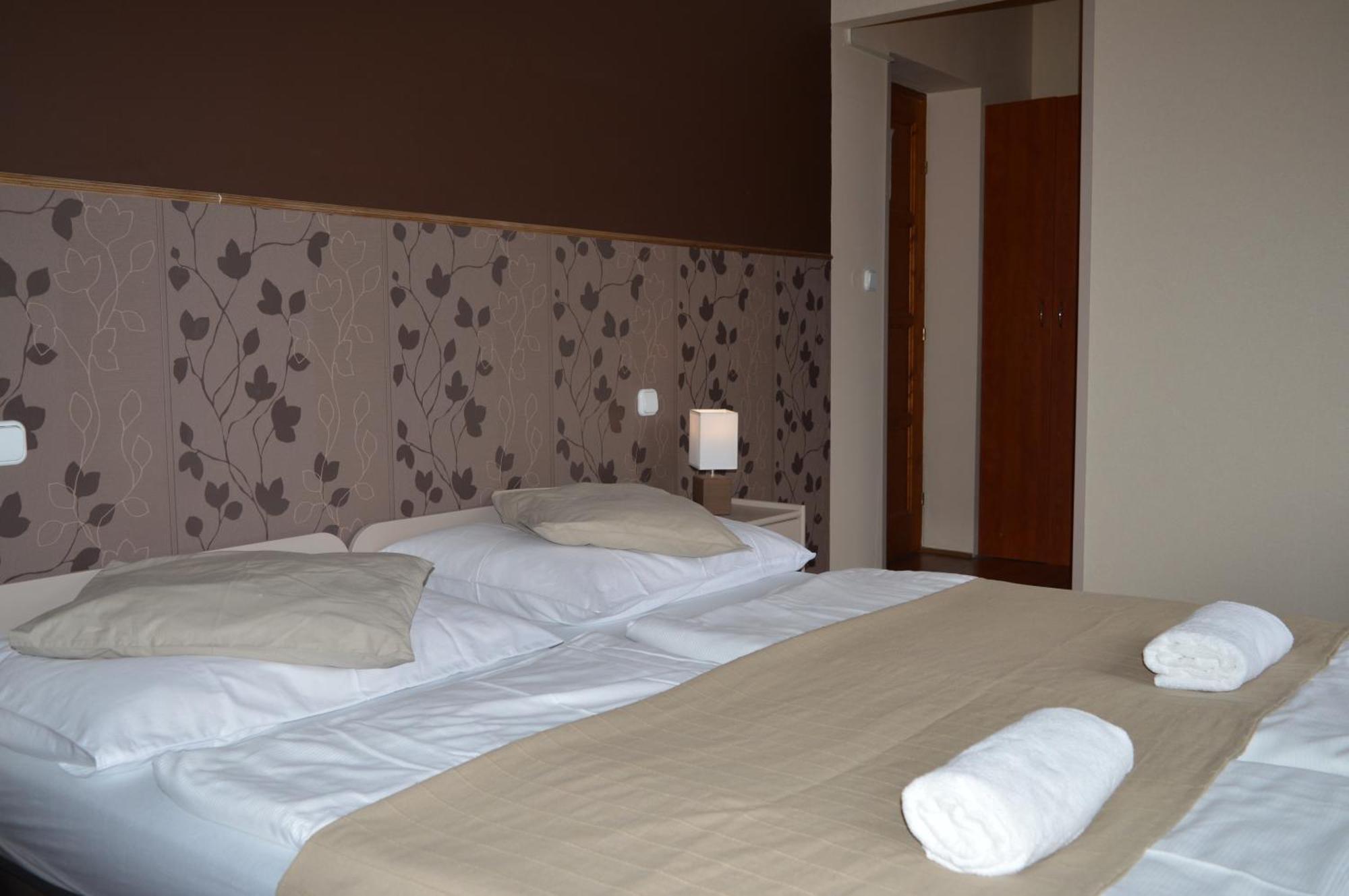 Pollushof Panzio Es Etterem Bed and Breakfast Csolnok Δωμάτιο φωτογραφία