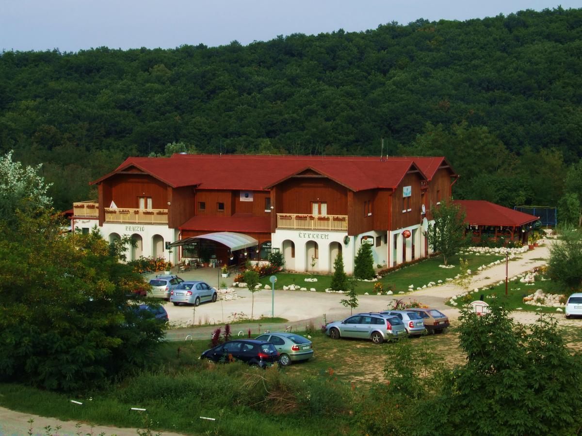 Pollushof Panzio Es Etterem Bed and Breakfast Csolnok Εξωτερικό φωτογραφία